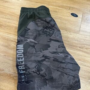 Under Armour Freedom Gym Shorts Men's Size M Gray Black Camo Print Camouflage